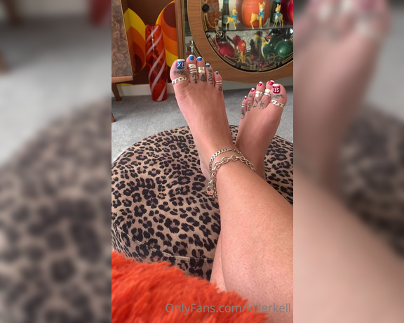 Killersexyfeets aka Killerkell OnlyFans - Listening to some tunes on a Sunday afternoon