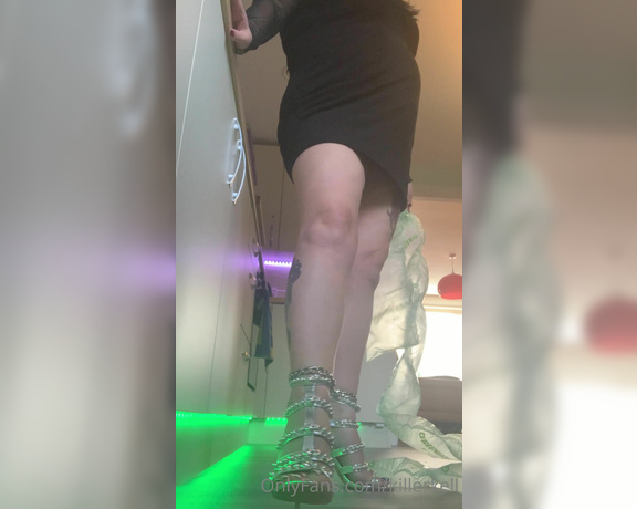 Killersexyfeets aka Killerkell OnlyFans - Sexy new shoes, trampling the packaging they came in Wouldn’t you love to feel them on your body