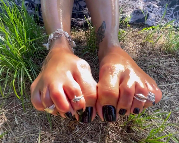 Mariefrenchfeetgirl aka Mariefrenchfeetgirl OnlyFans - Good morning with toes