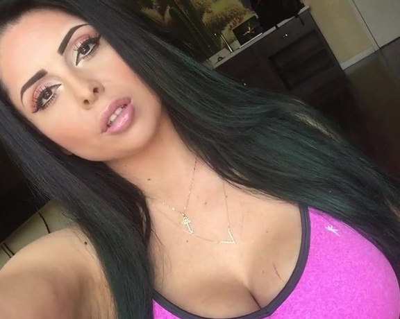 Jasmine Mendez OnlyFans aka Laughinglatina - My lips look so yummy dont they