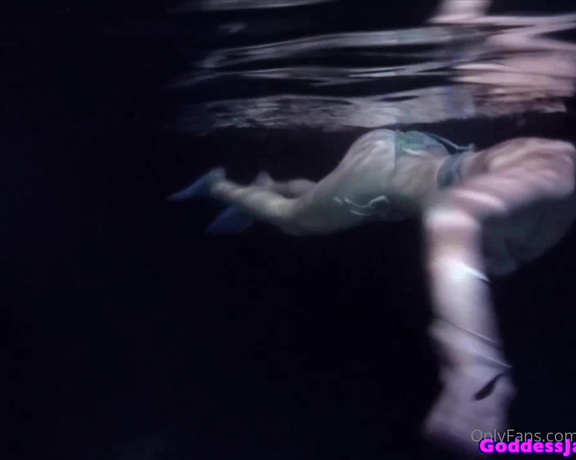 Jasmine Mendez OnlyFans aka Laughinglatina - Snorkeling Goddess  Devils Den Snorkeling in Florida Goddess