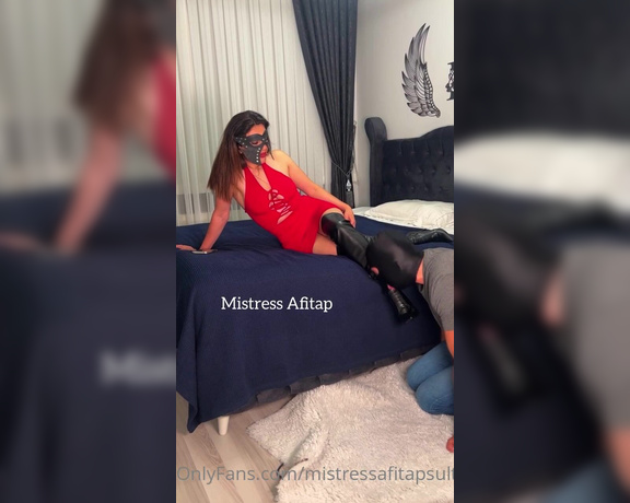 Mistress Afitap aka Mistressafitapsultan OnlyFans - Queen in red Nd the bith licking boots