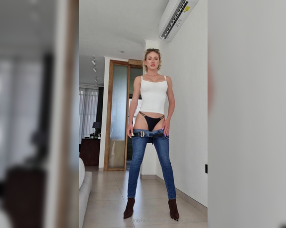 Alice aka Angel_the_dreamgirl OnlyFans - Short video walk in jeans By the way, I am very comfortable in these boots