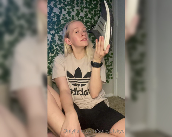 Skye aka Solesofskye OnlyFans - Smell my sweaty gym feet!