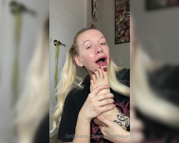 Skye aka Solesofskye OnlyFans - My feet are to yummy, i’m going to try to put the whole thing in my mouth