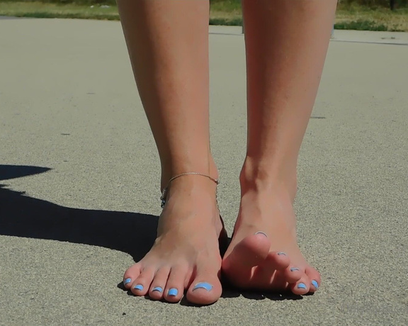 Tinsley Teaser aka Tinsleyteaser OnlyFans - Who wouldnt love to walk outside barefeet I hope you dont mind me getting my feet a little dirty