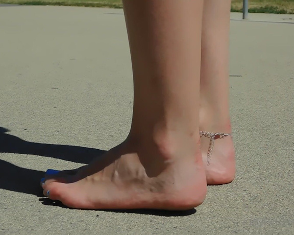 Tinsley Teaser aka Tinsleyteaser OnlyFans - Who wouldnt love to walk outside barefeet I hope you dont mind me getting my feet a little dirty