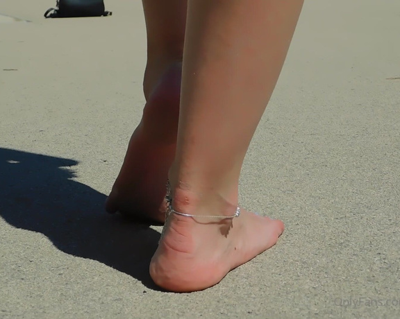 Tinsley Teaser aka Tinsleyteaser OnlyFans - Who wouldnt love to walk outside barefeet I hope you dont mind me getting my feet a little dirty