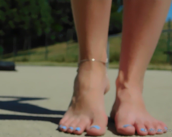 Tinsley Teaser aka Tinsleyteaser OnlyFans - Who wouldnt love to walk outside barefeet I hope you dont mind me getting my feet a little dirty