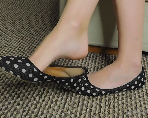 Tinsley Teaser aka Tinsleyteaser OnlyFans - If only you knew how much I love teasing you with my smelly flats