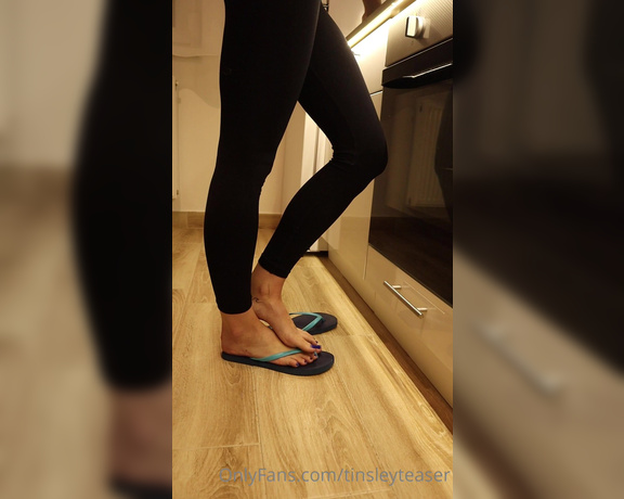 Tinsley Teaser aka Tinsleyteaser OnlyFans - Im cooking dinner while Im letting you stare at my feet What would you taste first The food