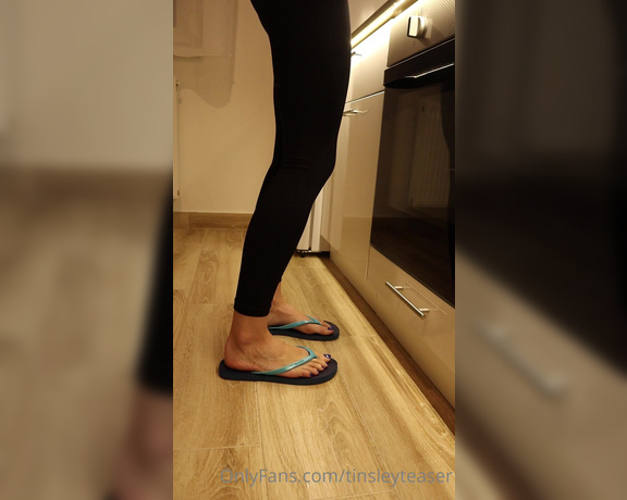 Tinsley Teaser aka Tinsleyteaser OnlyFans - Im cooking dinner while Im letting you stare at my feet What would you taste first The food