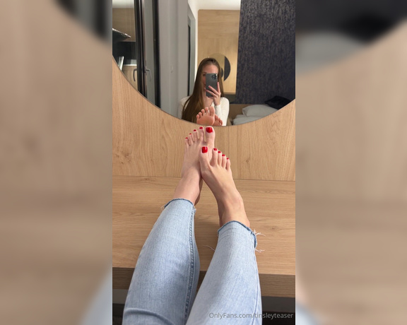 Tinsley Teaser aka Tinsleyteaser OnlyFans - Girlfriend experience 7mins POV Im your cute gf Knowing that you love my feet, I send a clip