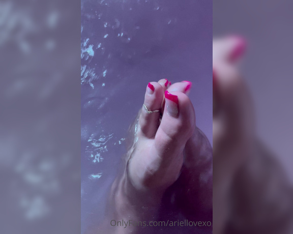 Ariel Love aka Ariellovexo OnlyFans - Relaxing bath toe wiggles for you before bed