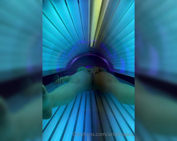 Ariel Love aka Ariellovexo OnlyFans - POV you work at a tanning salon and have a peephole to watch women tan