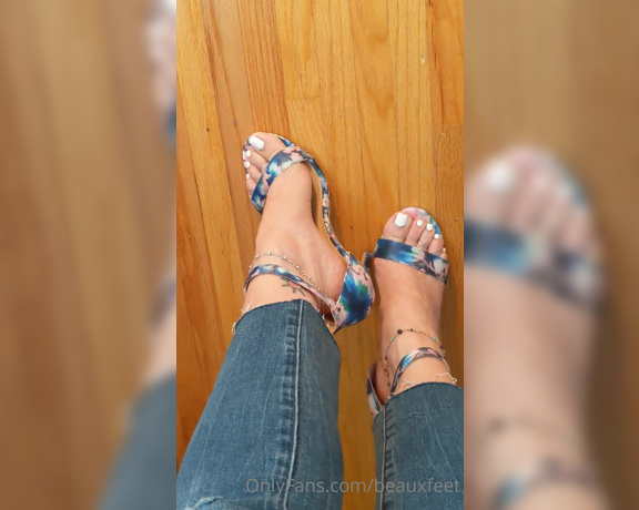 Beauxfeet aka Beauxfeet OnlyFans - Walking on you