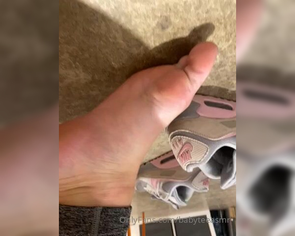 Baby Tee aka Babyteeasmr OnlyFans - So I’m at work right now and I just filmed a sock removal!! I also stepped all over the floor with