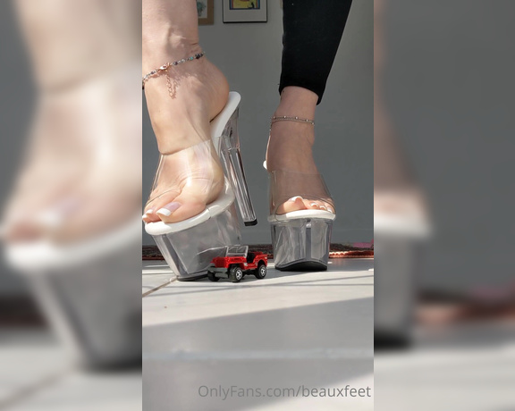 Beauxfeet aka Beauxfeet OnlyFans - Giantess in pleasers to crush you What a pleasure