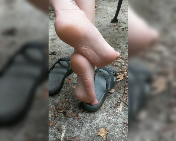 Beauxfeet aka Beauxfeet OnlyFans - I know youre behind me Check out my summertime flexed soles