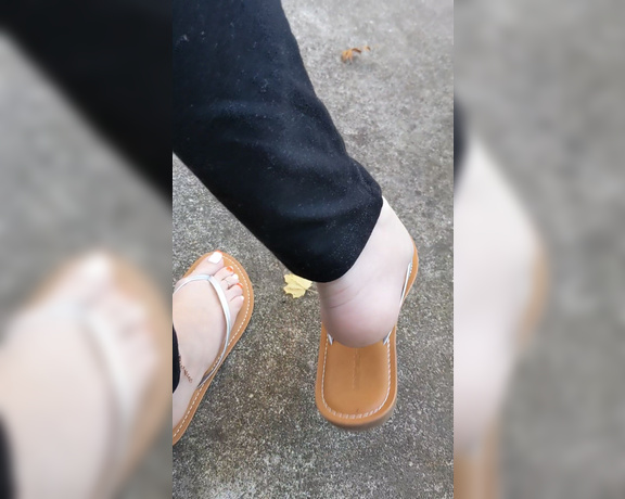 Beauxfeet aka Beauxfeet OnlyFans - Flip flops outside in November A little click, shake and dangle