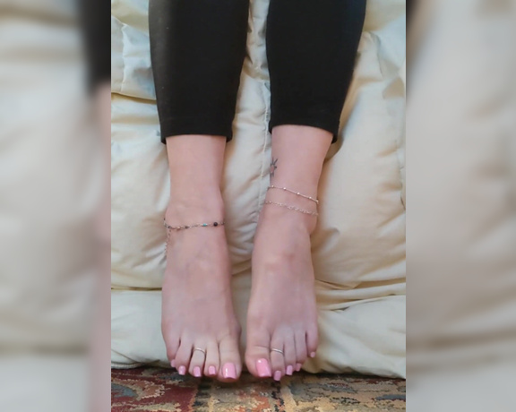 Beauxfeet aka Beauxfeet OnlyFans - Dangling feet by request