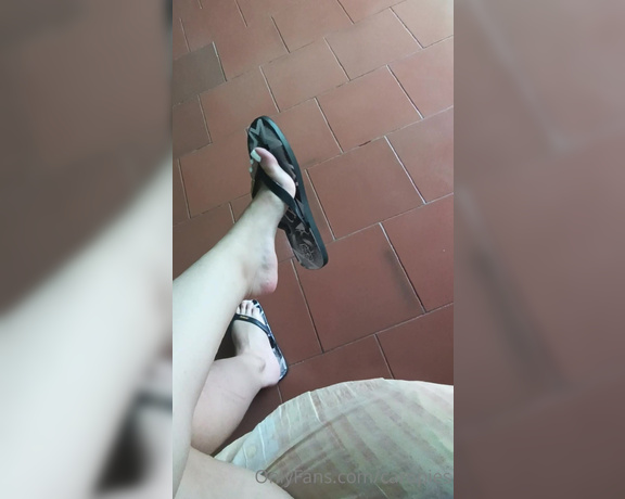 Carolina aka Caropies OnlyFans - Moviendo mis flips flops, quieres ms Pdelo por los mensajes privados