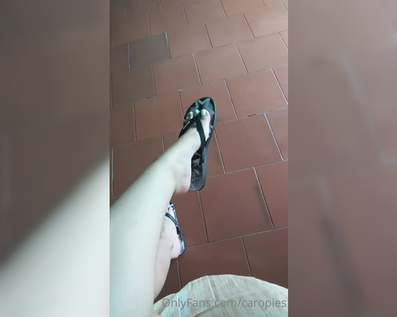 Carolina aka Caropies OnlyFans - Moviendo mis flips flops, quieres ms Pdelo por los mensajes privados