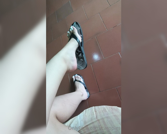 Carolina aka Caropies OnlyFans - Moviendo mis flips flops, quieres ms Pdelo por los mensajes privados