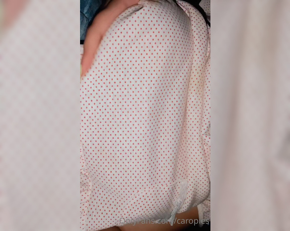 Carolina aka Caropies OnlyFans - Me subo la camisa por los mensajes, mira mis pezones rosaditos