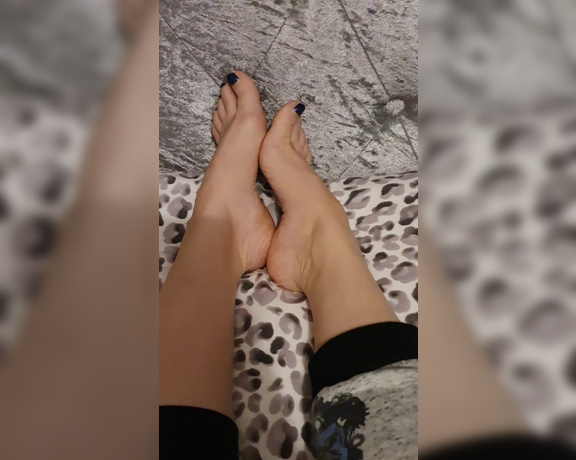 GoddessAmyWynters aka Amywynters OnlyFans - Clip  Morning still really sick today but heres some sexy toe wiggling to brighten up your morning