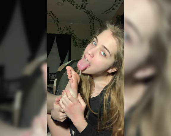 Valerie aka Valeriewhitebby OnlyFans - Some messy self worship