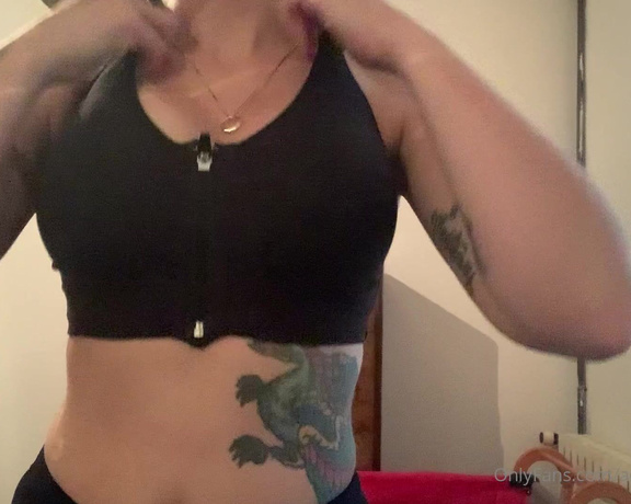 Adreena Cuckoldress aka Adreenacuckoldress OnlyFans - #MondayMotivation Is my sports bra too small