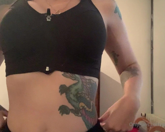 Adreena Cuckoldress aka Adreenacuckoldress OnlyFans - #MondayMotivation Is my sports bra too small