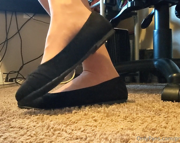 Brandy Elliott aka Premiumbrandy OnlyFans - Flats with Nylons Shoe Play Working at my desk I noticed you watching my feet I dangle and smack