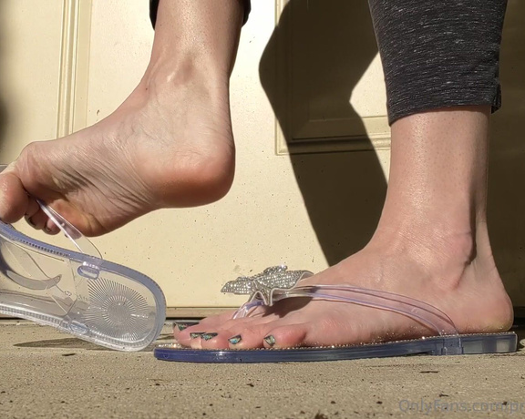 Brandy Elliott aka Premiumbrandy OnlyFans - Holographic Toes in Clear Flip Flop Play Outside showing off these beautiful holographic toes