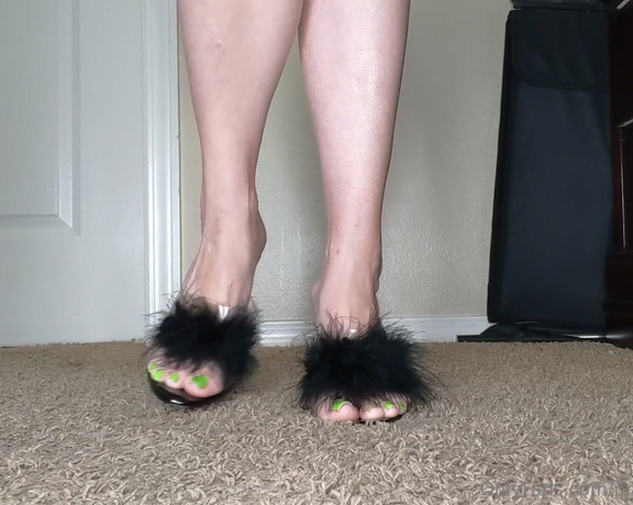 Brandy Elliott aka Premiumbrandy OnlyFans - Fluffy Heels Play Showing off my beautiful feet while wearing these lovely heels I slip them off