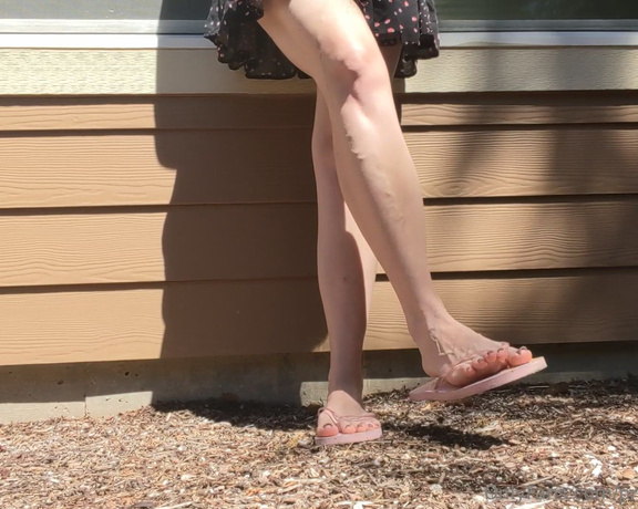Brandy Elliott aka Premiumbrandy OnlyFans - Pink Flip Flop Pay Outside in my pink flip flops playing with them Slapping them to my soles and