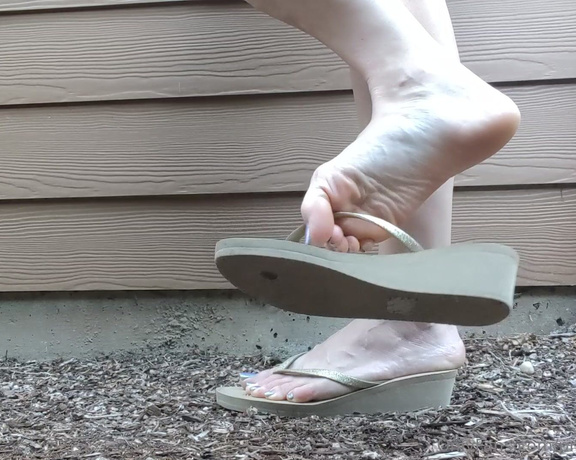 Brandy Elliott aka Premiumbrandy OnlyFans - Wedge Flip flop Play Outside playing with my wedge flip flops Dangling them on my big toe before