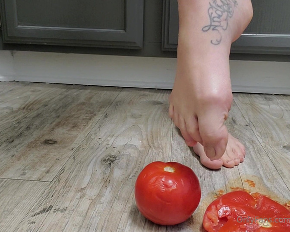 Davina aka Thedavinagold OnlyFans - Food Compression  Tomatoes Watch me as I squeeze tomatoes in between my feet You wouldnt survive