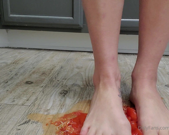 Davina aka Thedavinagold OnlyFans - Food Compression  Tomatoes Watch me as I squeeze tomatoes in between my feet You wouldnt survive