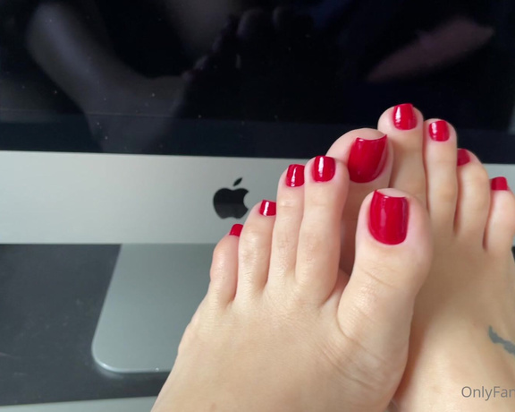 Luna Feet aka Lunafeet OnlyFans - Red toes This week I will record some videos Do you have any suggestion Unhas vermelhas Essa