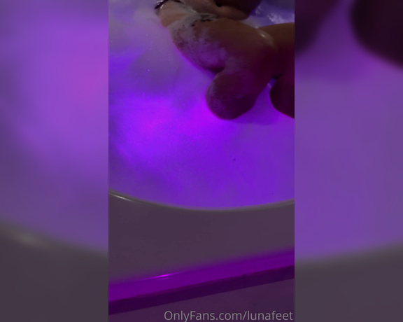 Luna Feet aka Lunafeet OnlyFans - Come and play with me in the bathtub  Vem brincar comigo na banheira