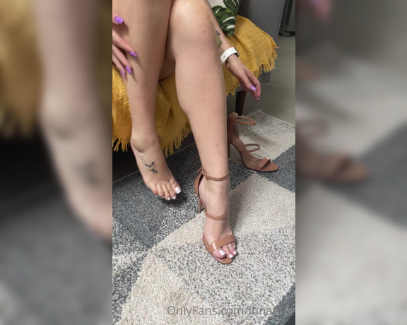 Luna Feet aka Lunafeet OnlyFans - This video is for you to see every detail of my feet in different high heels Um vdeo para voc