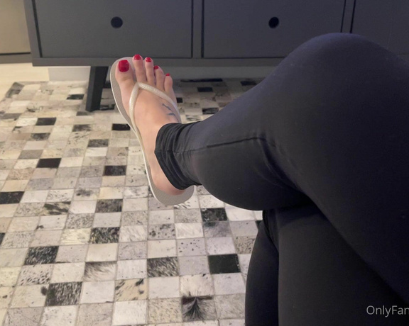 Luna Feet aka Lunafeet OnlyFans - Gravei esse vdeo agora para mostrar minhas unhas vermelhas! Essa semana gravarei novos vdeos Que