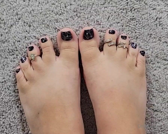 MyPrettyFeet8 aka Myprettyfeet8 OnlyFans - Top view of those tootsies!