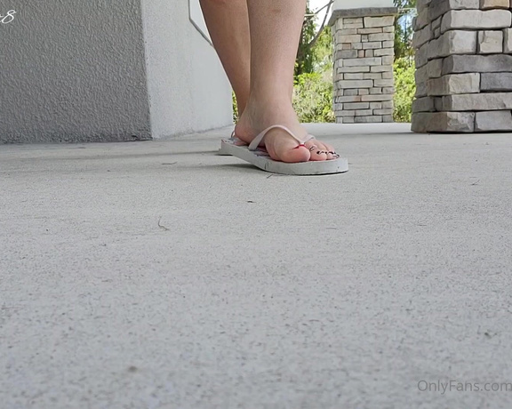 MyPrettyFeet8 aka Myprettyfeet8 OnlyFans - Heres my festive walking in flipflops clip! It didnt come out the way I envisioned because it was