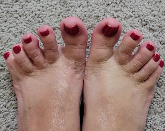 MyPrettyFeet8 aka Myprettyfeet8 OnlyFans - Splash view of those wiggling red toes