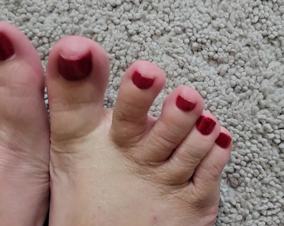 MyPrettyFeet8 aka Myprettyfeet8 OnlyFans - Splash view of those wiggling red toes