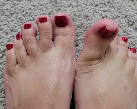 MyPrettyFeet8 aka Myprettyfeet8 OnlyFans - Splash view of those wiggling red toes