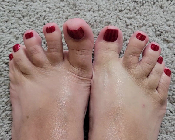 MyPrettyFeet8 aka Myprettyfeet8 OnlyFans - Splash view of those wiggling red toes